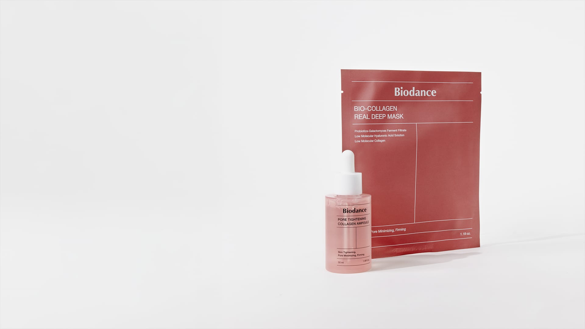 Sobre de mascarilla de tela y frasco con cuentagotas de una marca coreana sobre fondo blanco