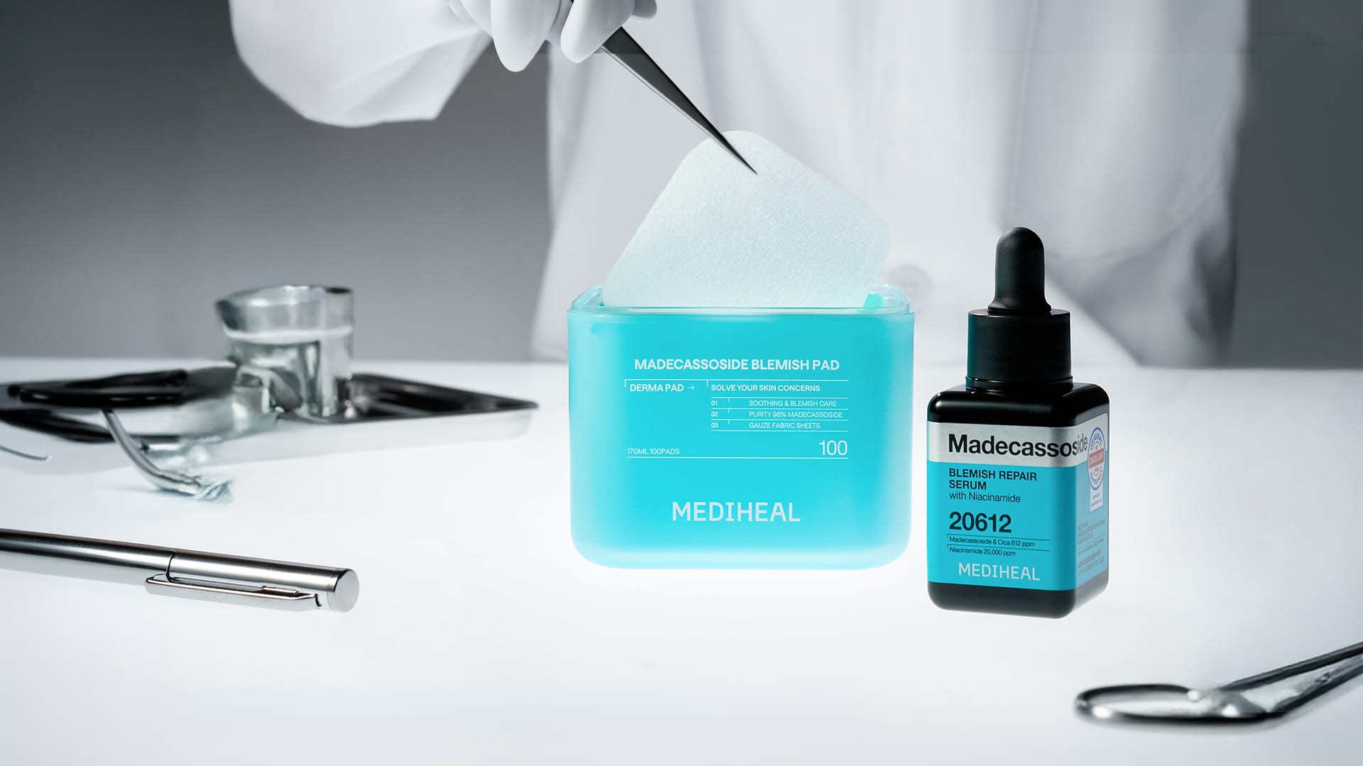 Bote de discos tonificantes y frasco de sérum de una marca dermocosmética coreana en un entorno clínico